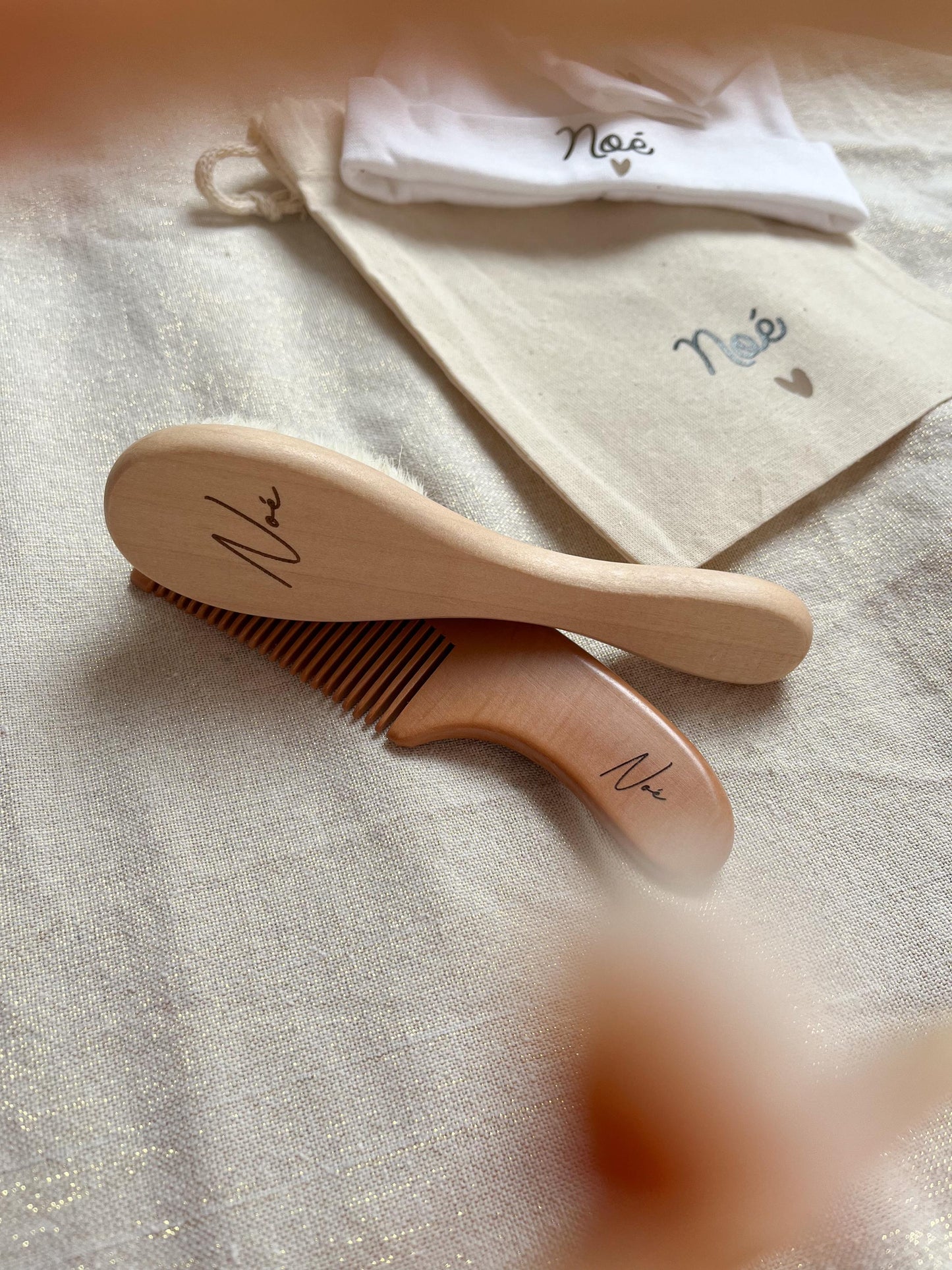 Lot brosse et peigne personnalisés avec leur pochon - Cadeau de naissance délicat