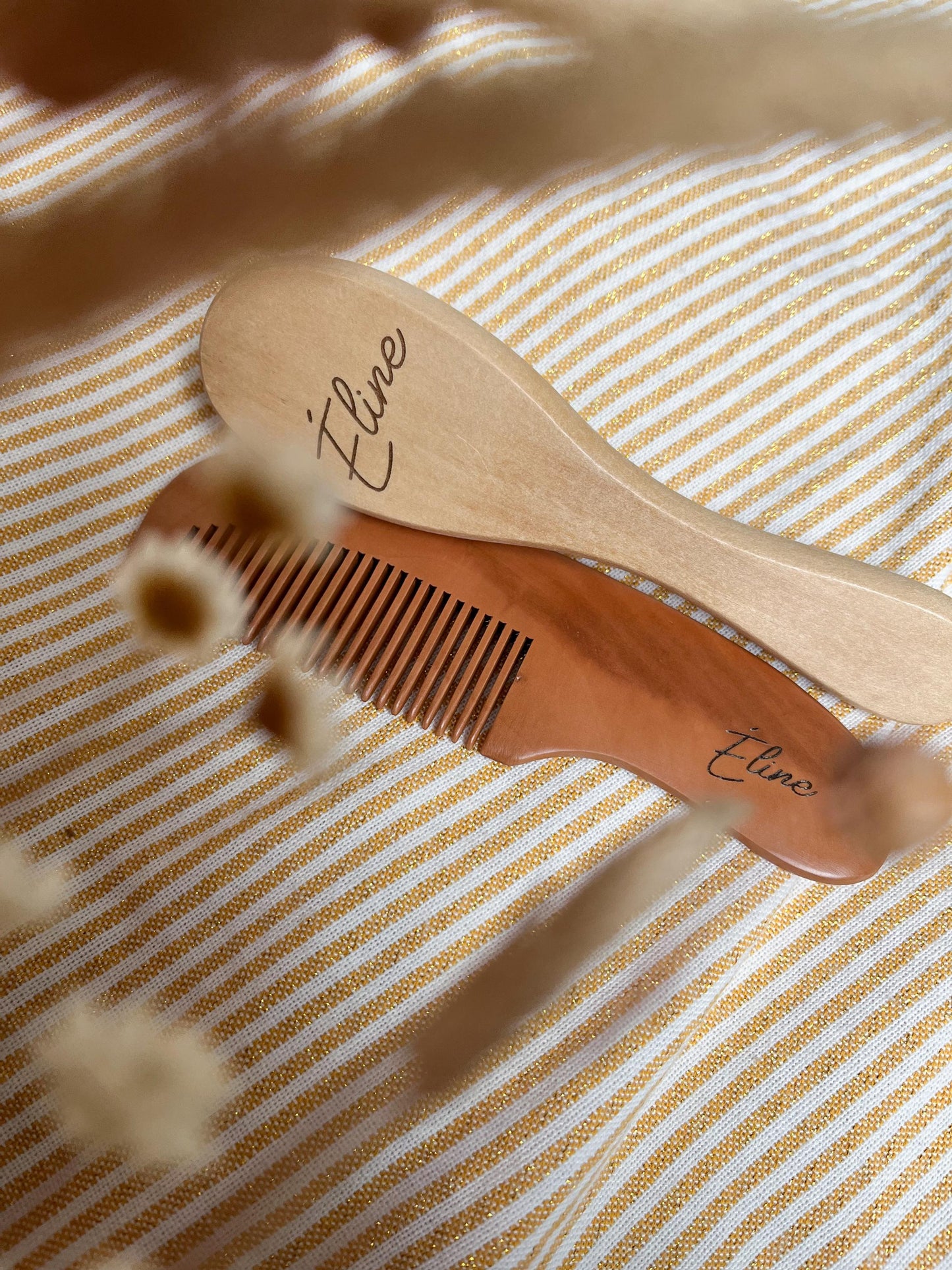 Lot brosse et peigne personnalisés avec leur pochon - Cadeau de naissance délicat