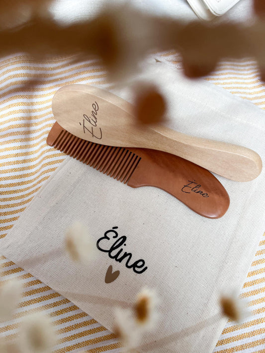 Lot brosse et peigne personnalisés avec leur pochon - Cadeau de naissance délicat
