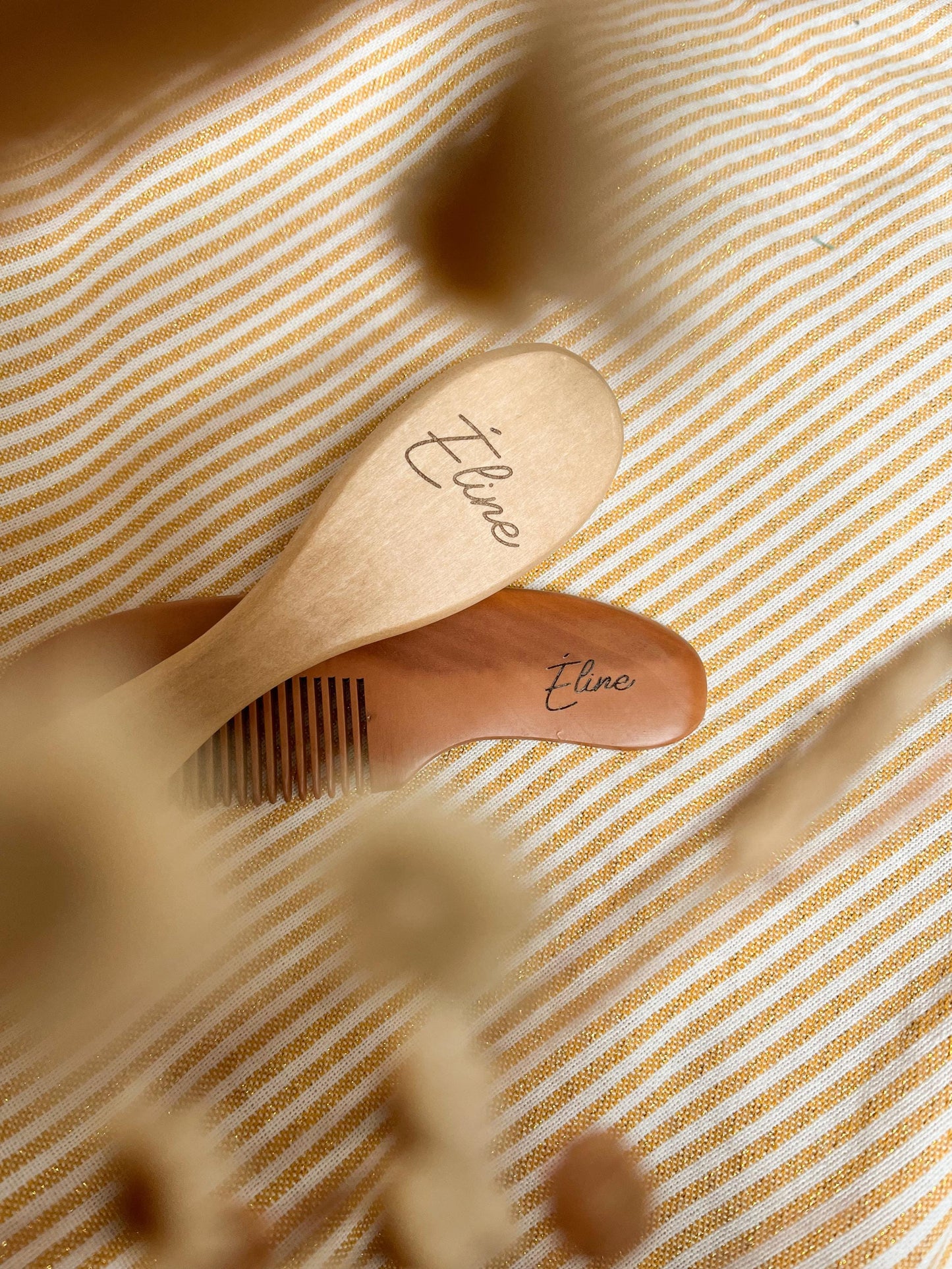 Lot brosse et peigne personnalisés avec leur pochon - Cadeau de naissance délicat