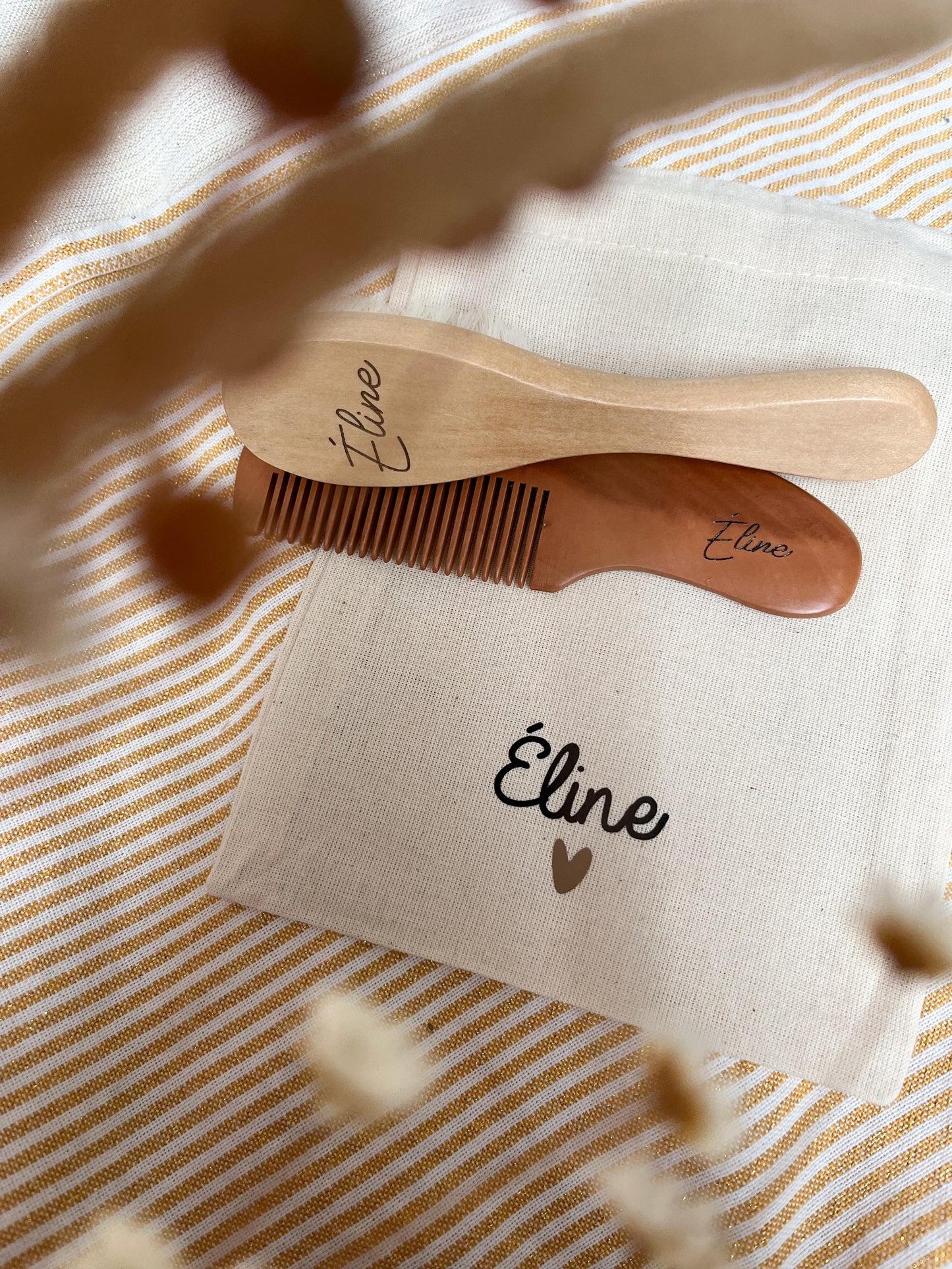 Lot brosse et peigne personnalisés avec leur pochon - Cadeau de naissance délicat