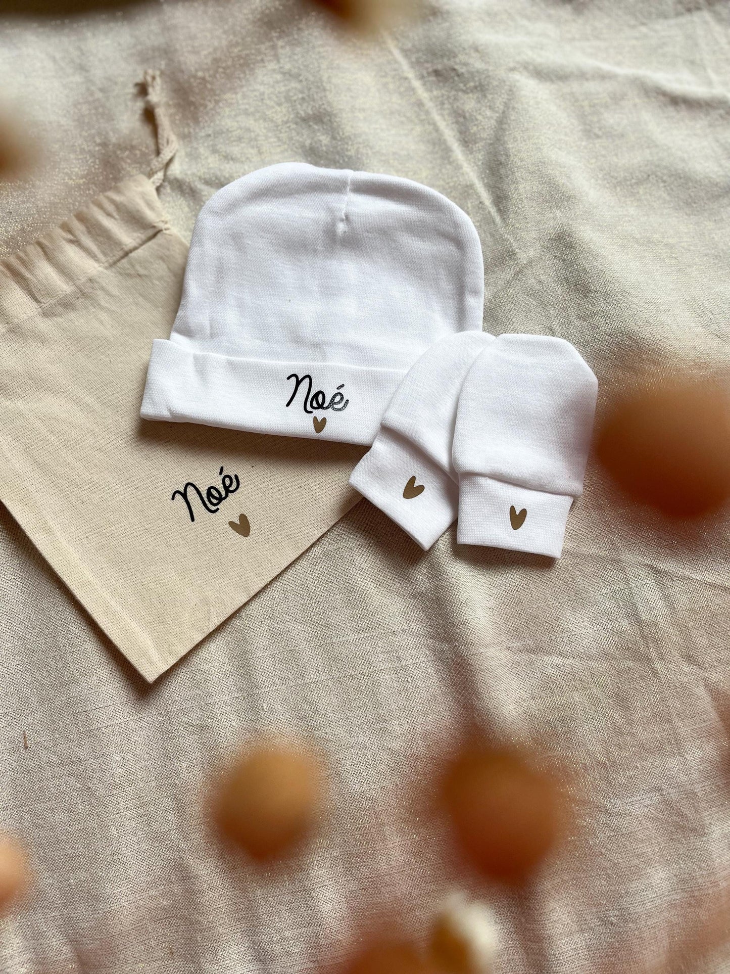 Bonnet de naissance et gants personnalisés – Cadeau naissance tout doux