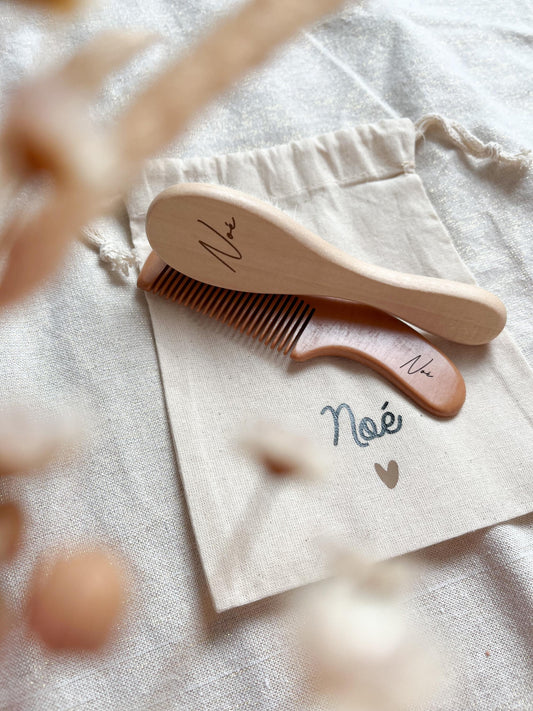 Lot brosse et peigne personnalisés avec leur pochon - Cadeau de naissance délicat